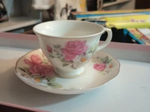 Juego de 4 vasos de té y platillo con patrón rosa Grace con caja original - Imagen 1 de 11