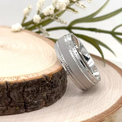 Anillo grabado titanio plata 8 mm cepillado bordes biselados centrales banda estilo unisex Foto 1 de 4