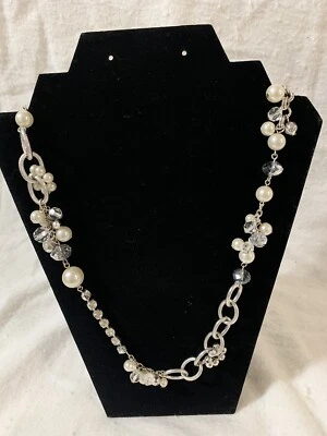 Collar de perlas de imitación plateadas firmado en el mercado negro de la Casa Blanca Foto 1 de 4