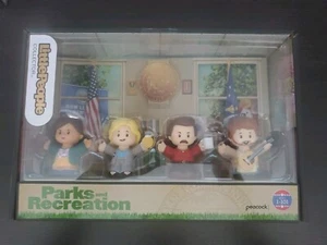 Fisher-Price Little People Coleccionista Parques y Recreación Juego de 4 Figuras HFG45 Nuevo - Imagen 1 de 6