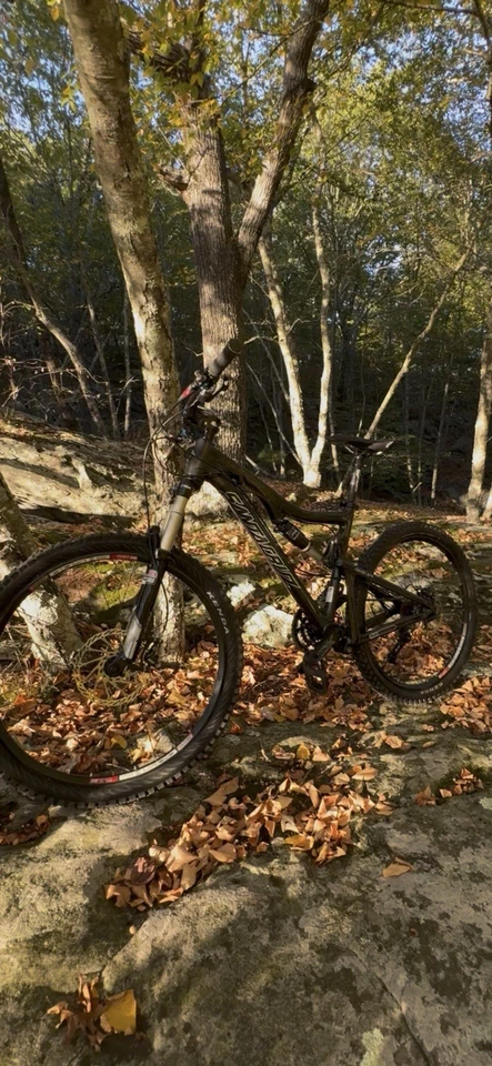 Bicicleta de montaña SantaCruz Blur mediana 26 cuadro de carbono construcción. Usado en excelente estado Foto 1 de 4