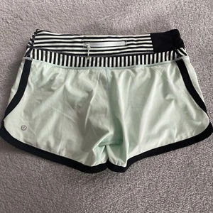 LULULEMON Women’s Green Running Gym Active Shorts - Size 6 US / 10 AUS - Picture 1 of 6