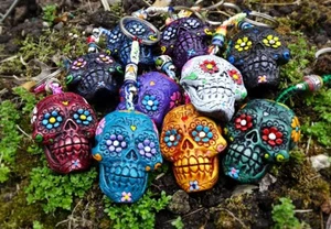 Day of the Dead Floral Sugar Skull Handarbeit 3D Schlüsselanhänger Makramee Metall Schlüsselring - Bild 1 von 13