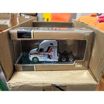 IXO 1:64 2018 Freightliner Cascadia 64tro138 whiteTruck Cab Car - Image 1 of 4