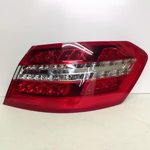 2010-2013 Mercedes W212 E350 E400 E63 AMG Right PASSENGER Tail Light OEM Perfect - Foto 1 di 14