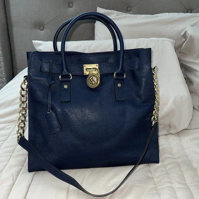 NOVA COM ETIQUETAS MICHAEL KORS HAMILTON SAFFIANO BOLSA TOTE GRANDE DE COURO - AZUL MARINHO DOURADO Ilhós - Imagem 1 de 4