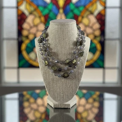 Premier Designs Collar 3 Capas con Gemas Verdes, Cuentas Moradas y Grises Foto 1 de 4