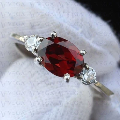 Anillo de tres piedras de diamantes granate natural corte ovalado de 4,40 quilates enchapado en oro blanco de 18 quilates Foto 1 de 4
