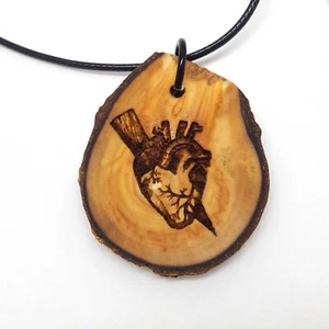 Collar colgante de madera con corazón de vampiro estacado, corazón anatómico rebanada de madera - Imagen 1 de 6