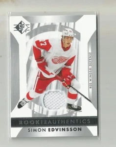MAGLIA 2023-24 SP Hockey SIMON EDVINSSON Rookie Autentica - Foto 1 di 1