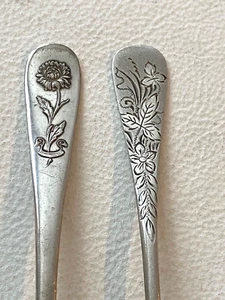2 Cucchiai Demitasse Floreale Placcato Argento Vintage Astor Hotel - Foto 1 di 6