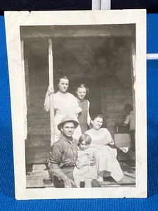 Family on Old Wood Porch Michigan Antique 1910's Photo Lt#30 - Imagen 1 de 3