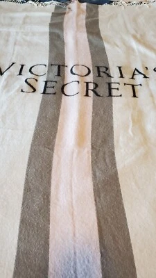 Victoria's Secret Manta Polar Flecos Tiro Rosa Crema Rayas 50x60" Suave  Foto 1 de 4