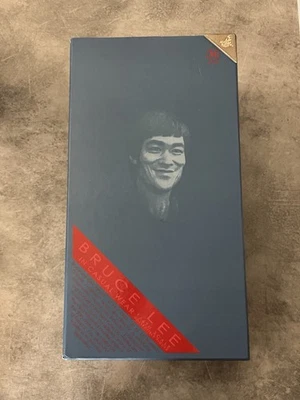 Bruce Lee in Casual Wear - Action Figure 1/6 Scala - Hot Toys MMS 150 - Immagine 1 di 4