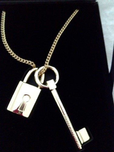 UNDERCOVER Victoria's Secret Collana scandalosa con serratura e chiave! Tono oro! Nuovo in scatola!!!!