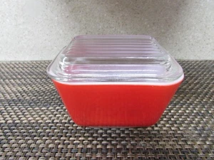 VINTAGE PYREX SMALL RED REFRIGERATOR DISH W/ RIBBED LID 501 - Picture 1 of 7