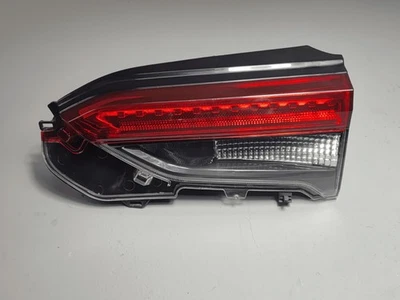 Luz trasera interior del lado del pasajero trasero Toyota RAV4 2019-2025 lámpara OEM Foto 1 de 4