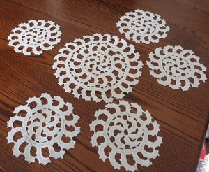 Vintage Deckchen Handarbeit gestärkt gehäkelt weiß 6er Set Wirbel Spirale Deko - Bild 1 von 8