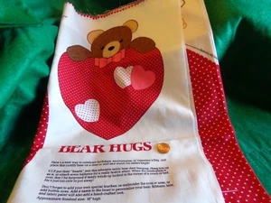 COTTON QUILTING CRAFTING PANEL BEAR PEEKING OVER A HEART SEW AND STUFF - Picture 1 of 1