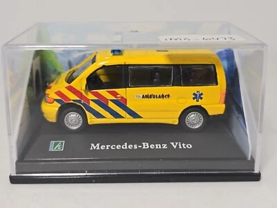 CARARAMA 1/72 MERCEDES BENZ VITO AMBULANCE 007 OO MODEL RAILWAY SCALE POLICE CAR - Image 1 of 2