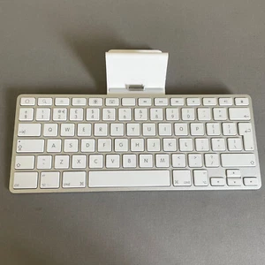 Apple Ipad Wireless Keyboard A1359 White Compact Home Desktop Computing 233006 - Picture 1 of 5