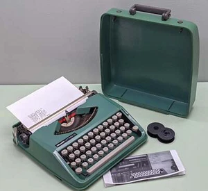Olivetti Lettera 82 Manual Portable Typewriter ready to type - Verdant Green F*S - Picture 1 of 10
