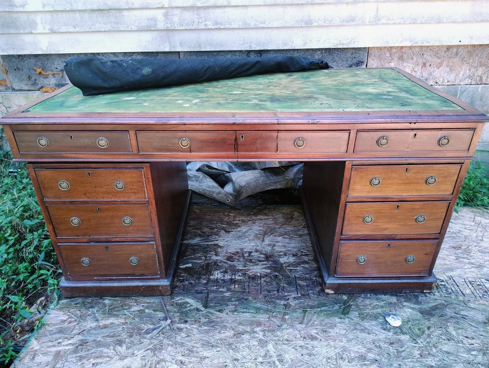 Escritorio antiguo con pedestal de mohagany hecho en Inglaterra alrededor de 1890 (siglo XIX) Foto 1 de 2