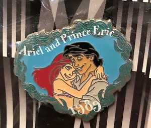 Prendedor Disney Store Cuenta Regresiva para el Milenio Ariel y el Príncipe Eric Abrazo 1989 DS - Imagen 1 de 4