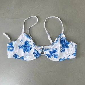 Urban Outfitters Out From Under Bikini Oberteil mit Keramikmuster. Weiß/Blau. XL. - Bild 1 von 6