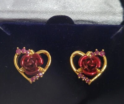 Aretes de corazón enchapados en oro amarillo de 18 quilates y rubí genuino con rosas rojas 3D Foto 1 de 4