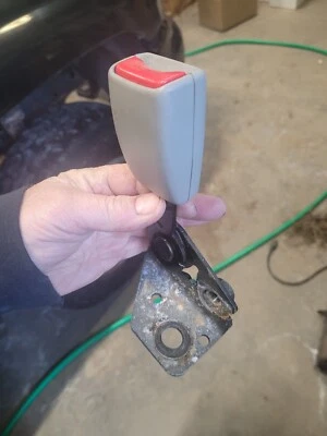 02-08 GMC Envoy Chevy Trailblazer Right Rear Seat Belt Buckle Gray - Image 1 of 4