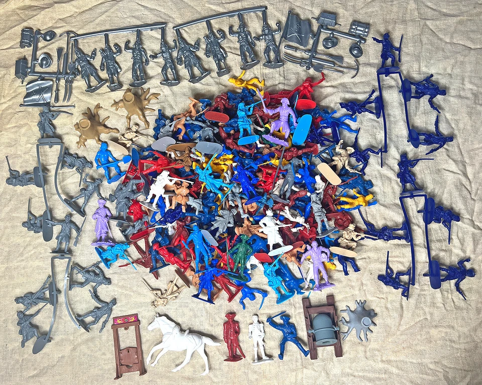 American Revolution Grab Bag #4 - approx 2 lbs of toy soldiers & accessories - Image 1 of 1