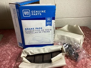 GENUINE GM PARTS 87827067 Disc Brake Pad Set - Picture 1 of 7