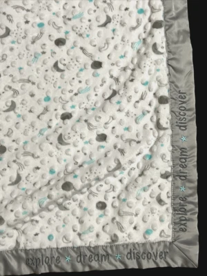 Manta bebé Just Born Moon Stars blanco gris plata Explore Discover Dream Foto 1 de 4