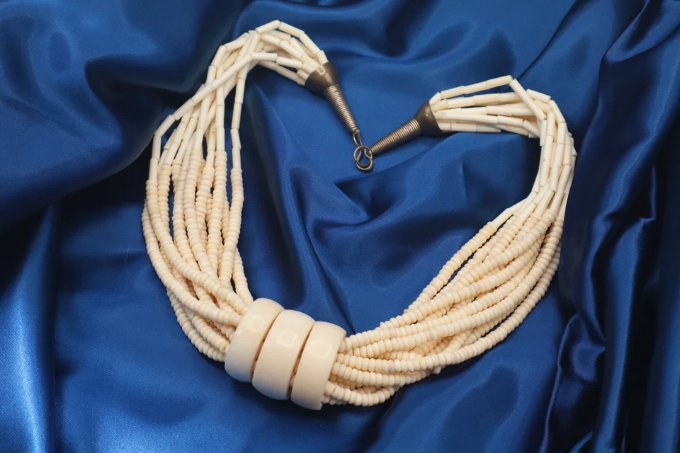 Collar de 12 hebras vintage de 24" con cuentas de hueso y latón Foto 1 de 4