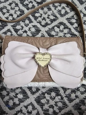 Cartera Bandolera Betsey Johnson Acolchada con Lazo - Bolso Rosa y Tostado Corazón Dije, Lindo... Foto 1 de 4