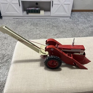 International Farmall 560 with 2-MH Corn Picker Ertl Precision Series 14060 1:16 - Picture 1 of 20