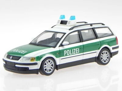 VW Passat Variant B5 Polizei Modellauto Schuco 1:43 - Bild 1 von 4