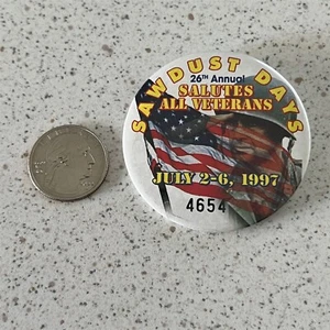 1997 Sawdust Days Oshkosh Wisconsin Salutes Veterans Pinback Button #45328 - Picture 1 of 2