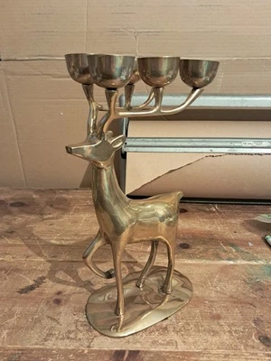 Candelabro vintage de latón con cuerno de ciervo de reno 6 candelabros  Foto 1 de 4