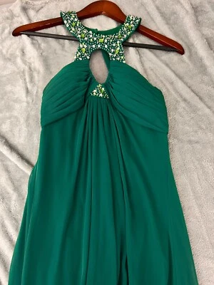 Vestido longo de formatura Hailey Logan com lantejoulas verde esmeralda enfeitado 7/8 - Imagem 1 de 4