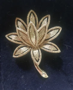 Avon Vintage Brooch Gold Tone Pin Leaf Nature Plant Signed Ridged Textured - Picture 1 of 7
