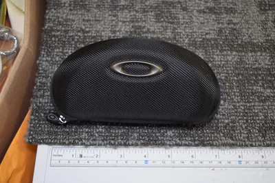 Gafas de sol Oakley de nailon balístico concha con cremallera negras - logotipo SOLO ESTUCHE Foto 1 de 4