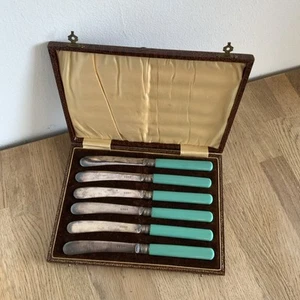 Butter Knives Set 6 Art Deco Silver plated Green Bakelite Handles Faux Skin Box - Picture 1 of 7