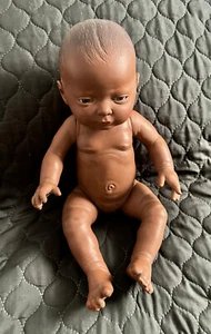 "Muñeca bebé niña recién nacida realista de goma vintage color marrón c. 44,5 cm/17,5""" - Imagen 1 de 8