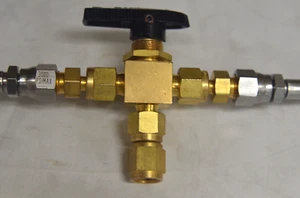 Swagelok Brass B-42XTS4 2500PSIG@100F 3-Way Valve W/Hoses (OF-1) - Picture 1 of 12