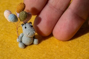 Micro crochet miniature hippopotamus boy with balloons, tiny crochet art - Picture 1 of 2