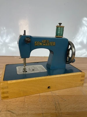 Máquina de coser KAYANEE SEW MASTER vintage para niños manivela/batería Foto 1 de 4