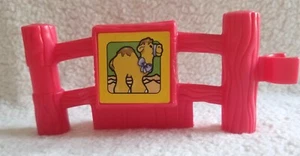 Fisher Price~ Little People Fence W/ Camel Litho ~ From Set # 77984 ~ Vintage - Picture 1 of 4