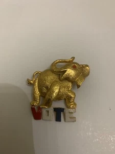 Vintage 1960's Republican Elephant VOTE Gold Metal Brooch - Picture 1 of 2